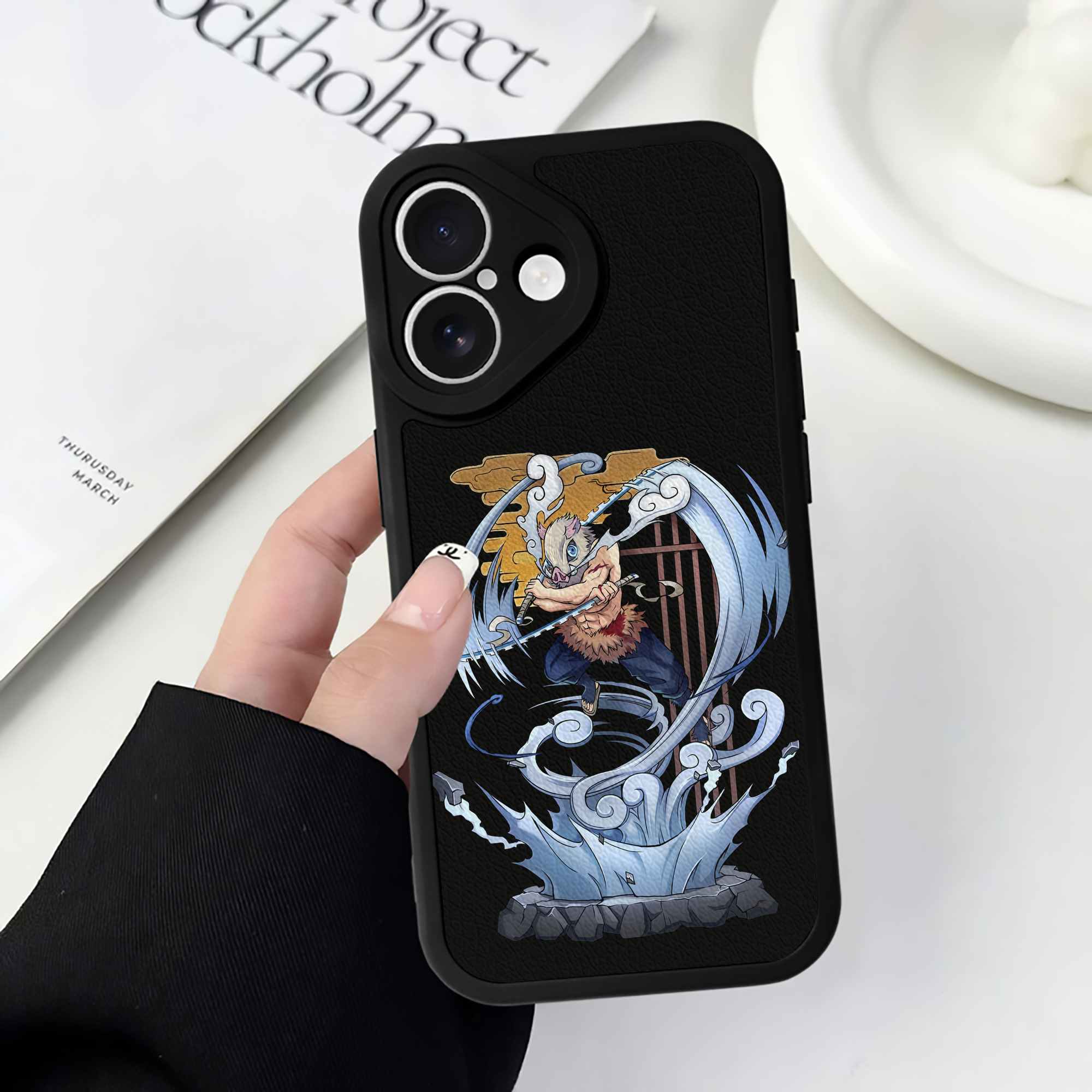 （画像用） 鬼滅の刃（きめつのやいば）嘴平 伊之助／はしびら いのすけ Hashibira Inosuke 【iPhone 16シリーズ対応】シリコンスマホケース（レザー調） 材質：シリコン